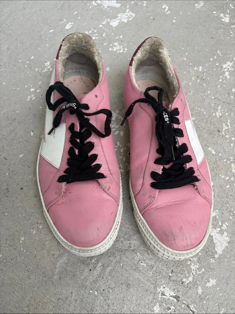 Distressed off-white pink arrow sneakers